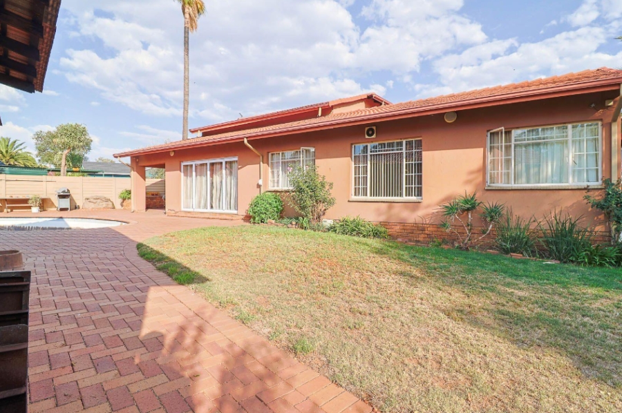 6 Bedroom Property for Sale in Brackendowns Gauteng