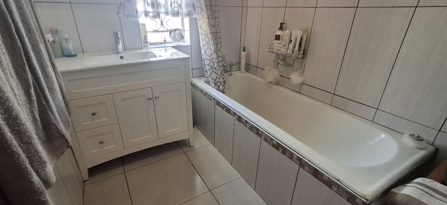 5 Bedroom Property for Sale in Mountain View Gauteng