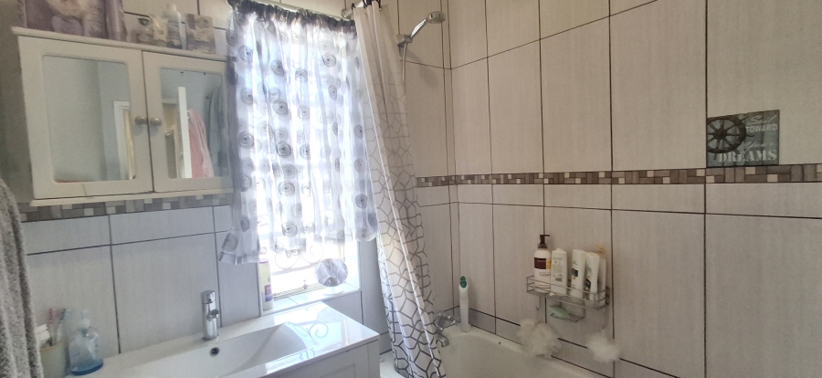 5 Bedroom Property for Sale in Mountain View Gauteng