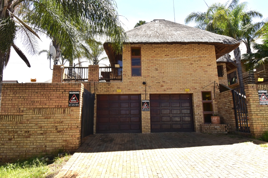 4 Bedroom Property for Sale in Helderkruin Gauteng