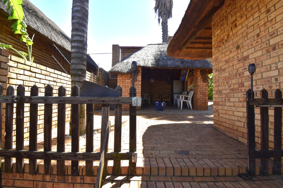 4 Bedroom Property for Sale in Helderkruin Gauteng