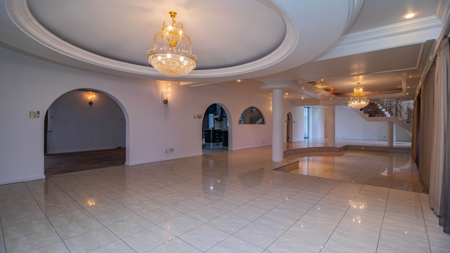 6 Bedroom Property for Sale in Lakefield Gauteng