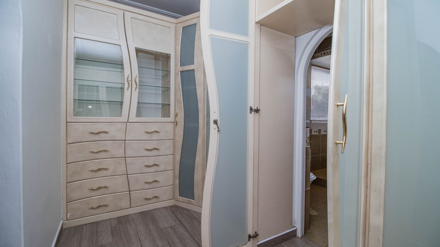 6 Bedroom Property for Sale in Lakefield Gauteng