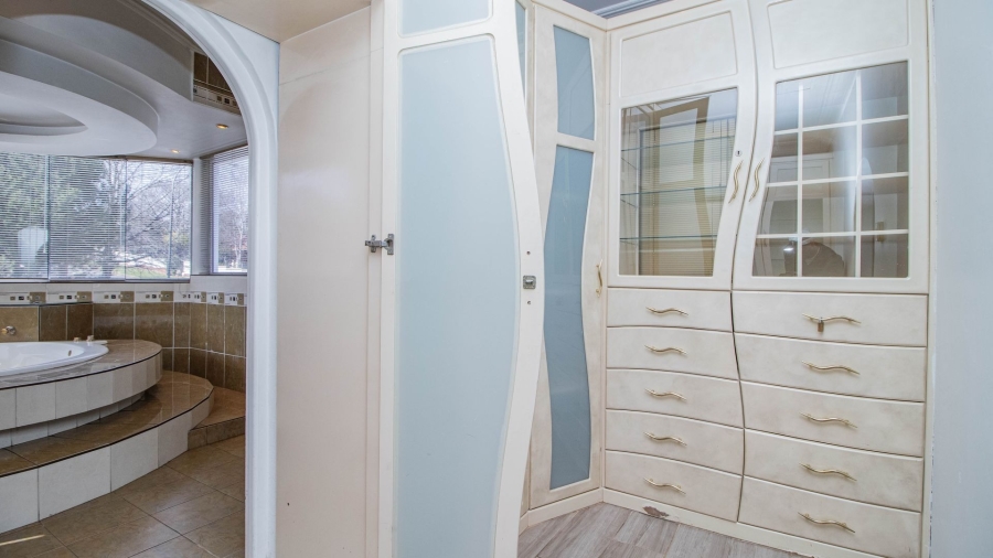 6 Bedroom Property for Sale in Lakefield Gauteng