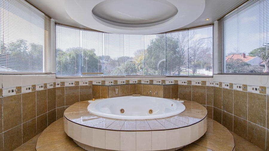 6 Bedroom Property for Sale in Lakefield Gauteng