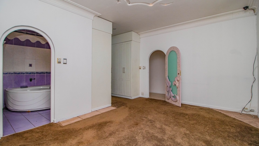 6 Bedroom Property for Sale in Lakefield Gauteng