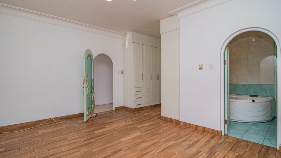 6 Bedroom Property for Sale in Lakefield Gauteng