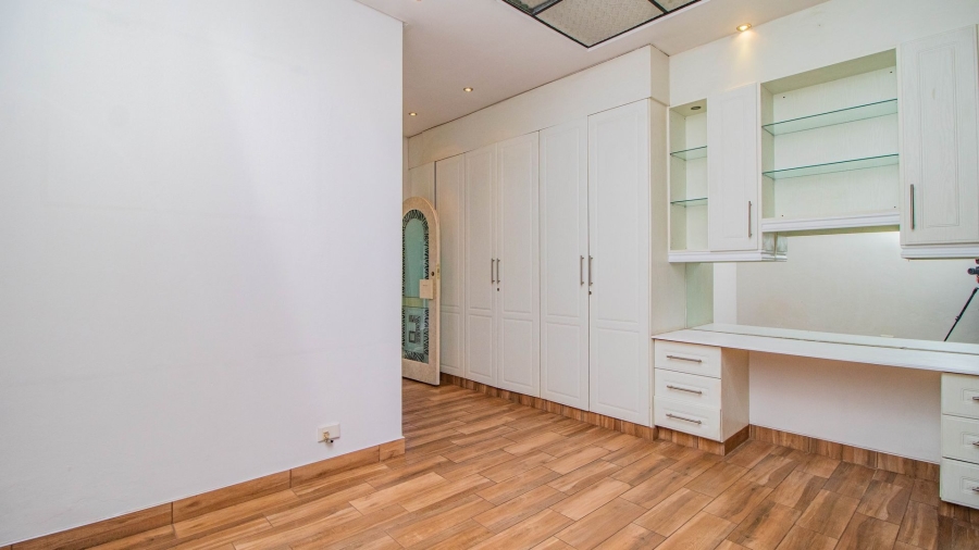 6 Bedroom Property for Sale in Lakefield Gauteng