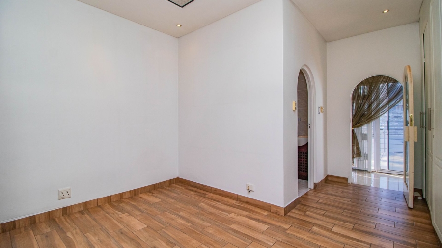 6 Bedroom Property for Sale in Lakefield Gauteng