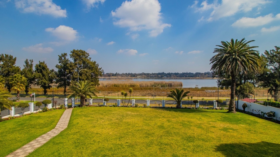 6 Bedroom Property for Sale in Lakefield Gauteng