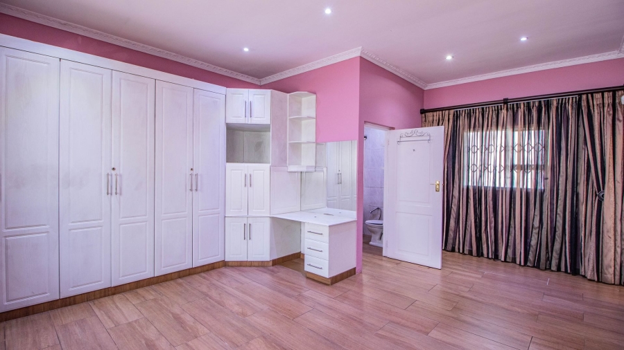 6 Bedroom Property for Sale in Lakefield Gauteng