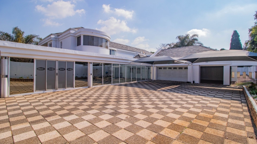 6 Bedroom Property for Sale in Lakefield Gauteng