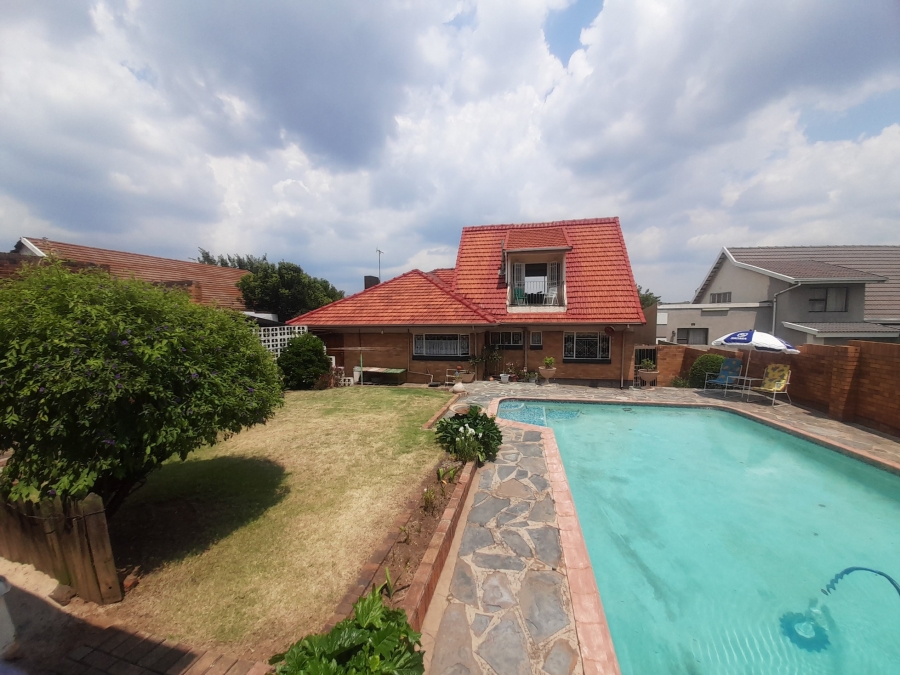 4 Bedroom Property for Sale in Linmeyer Gauteng