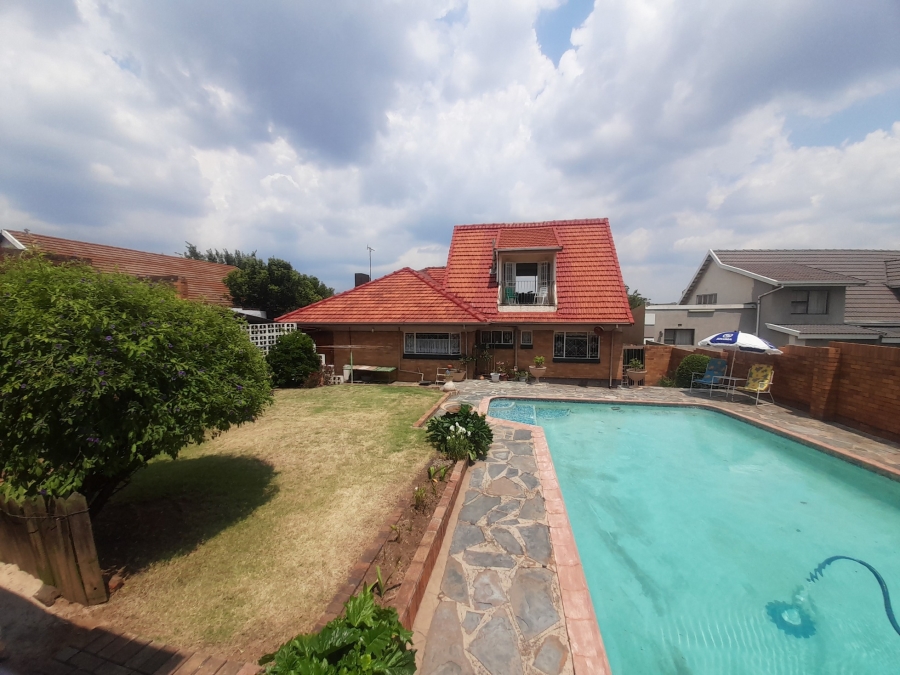 4 Bedroom Property for Sale in Linmeyer Gauteng