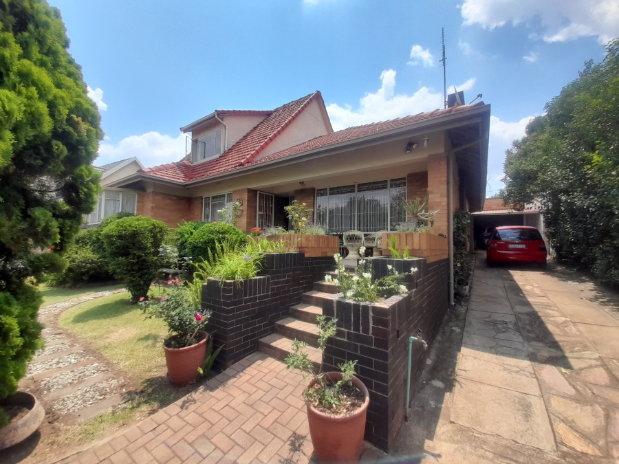 4 Bedroom Property for Sale in Linmeyer Gauteng