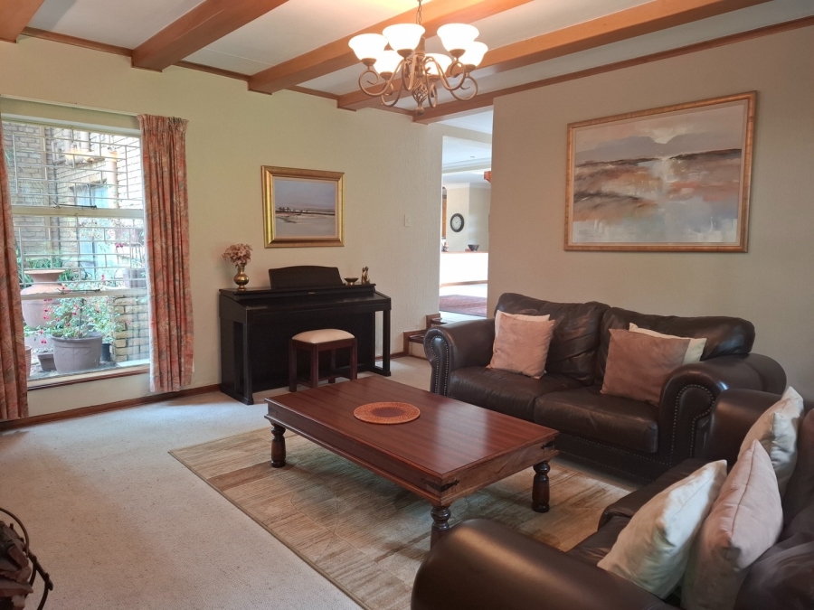 5 Bedroom Property for Sale in Lakefield Gauteng