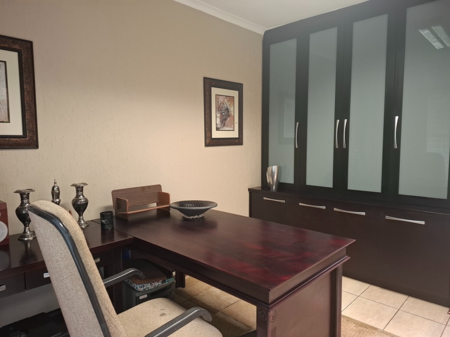 5 Bedroom Property for Sale in Lakefield Gauteng