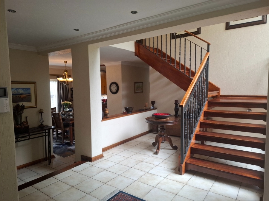 5 Bedroom Property for Sale in Lakefield Gauteng