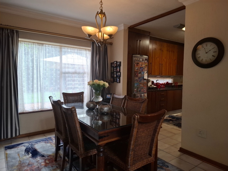 5 Bedroom Property for Sale in Lakefield Gauteng