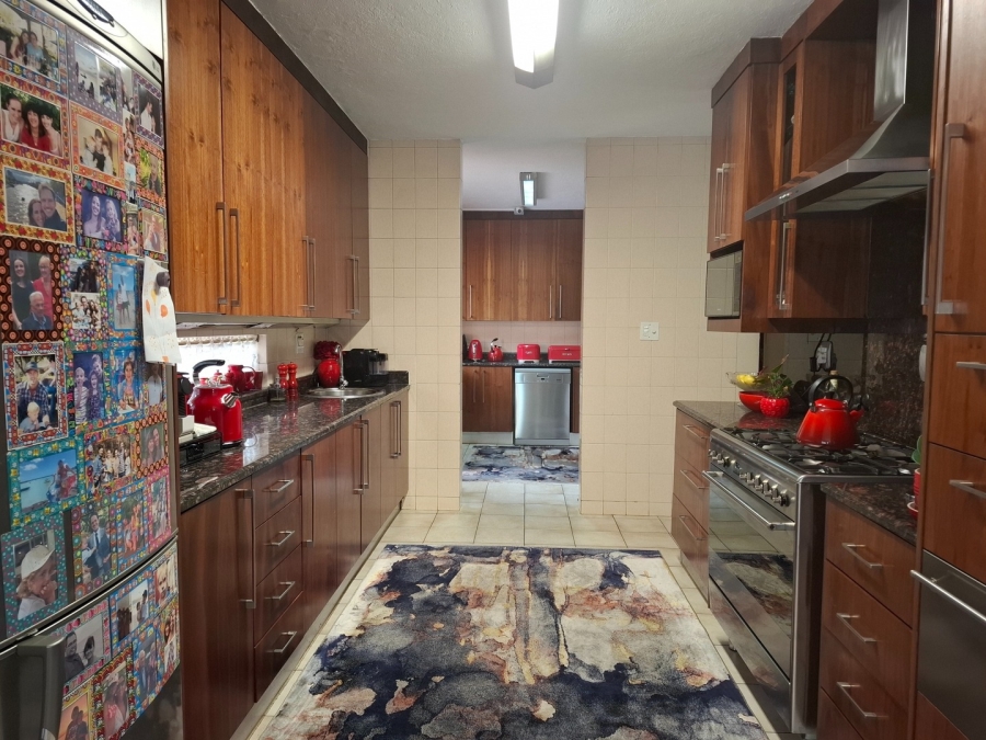 5 Bedroom Property for Sale in Lakefield Gauteng