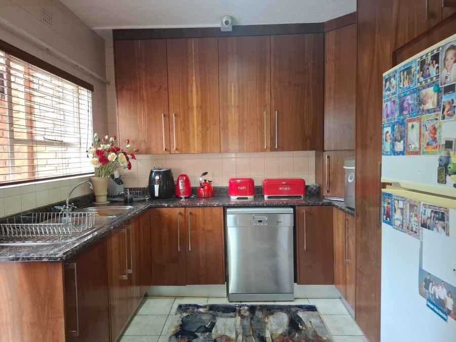 5 Bedroom Property for Sale in Lakefield Gauteng