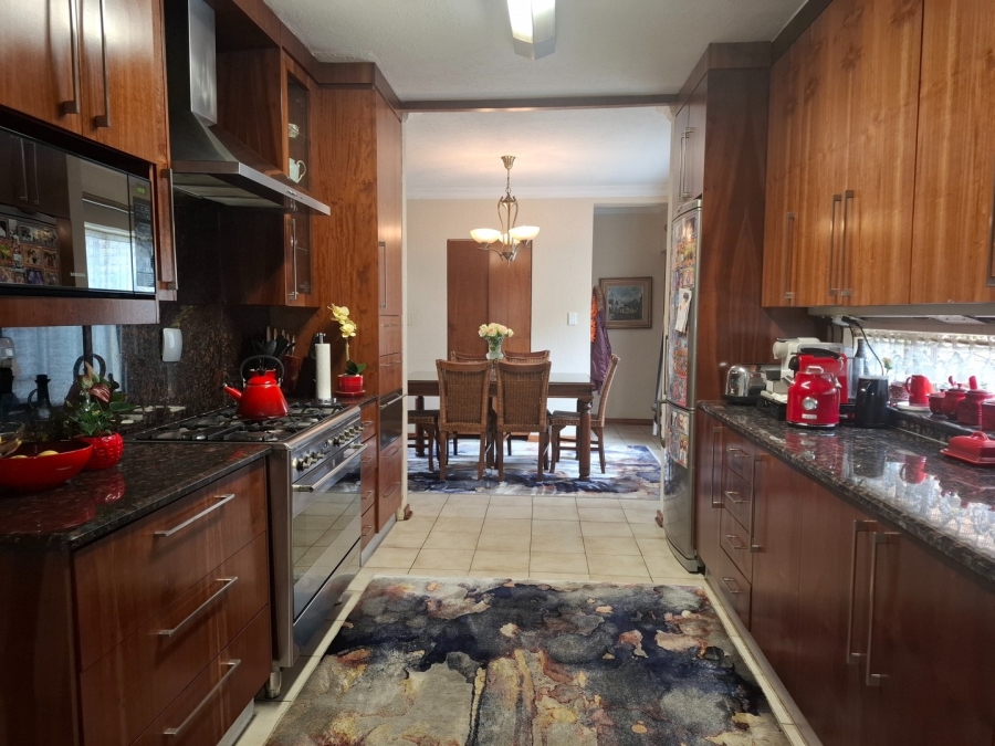 5 Bedroom Property for Sale in Lakefield Gauteng