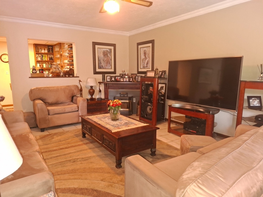 5 Bedroom Property for Sale in Lakefield Gauteng