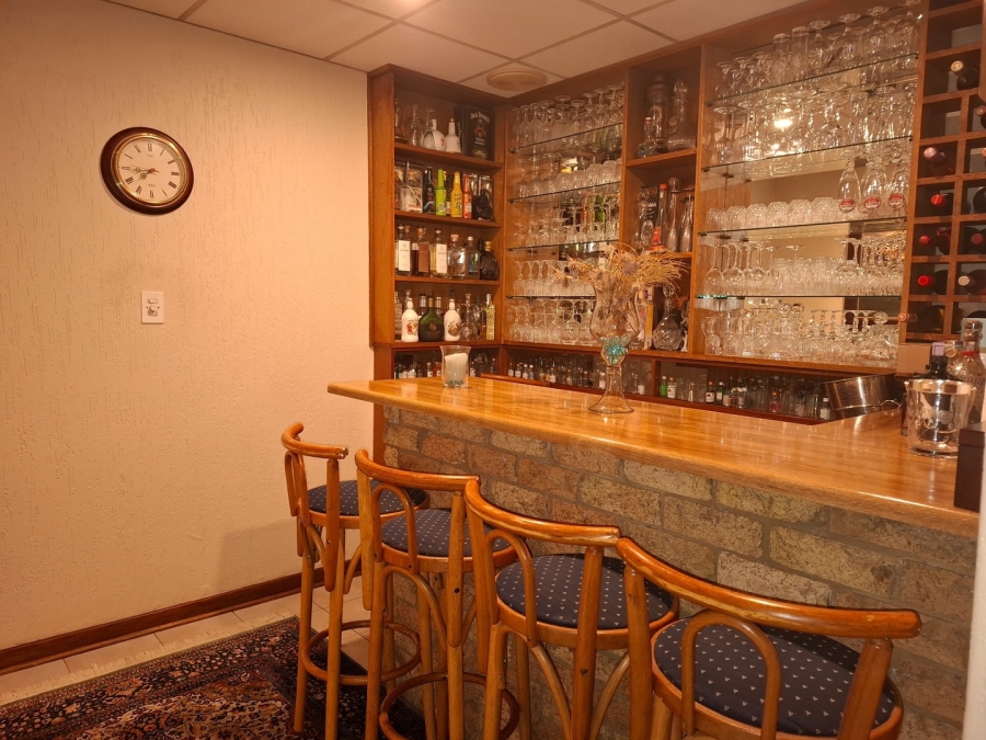 5 Bedroom Property for Sale in Lakefield Gauteng