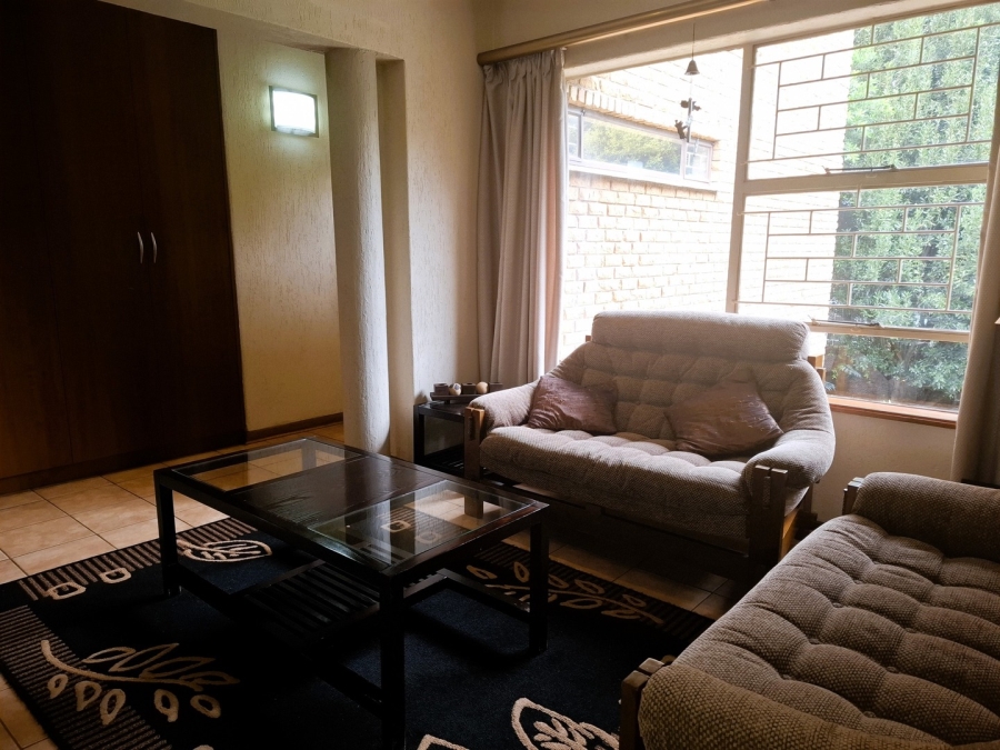 5 Bedroom Property for Sale in Lakefield Gauteng