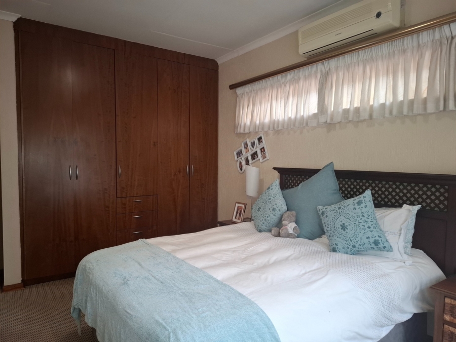 5 Bedroom Property for Sale in Lakefield Gauteng