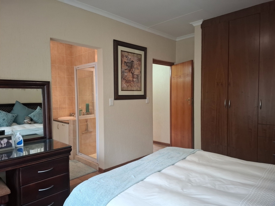 5 Bedroom Property for Sale in Lakefield Gauteng