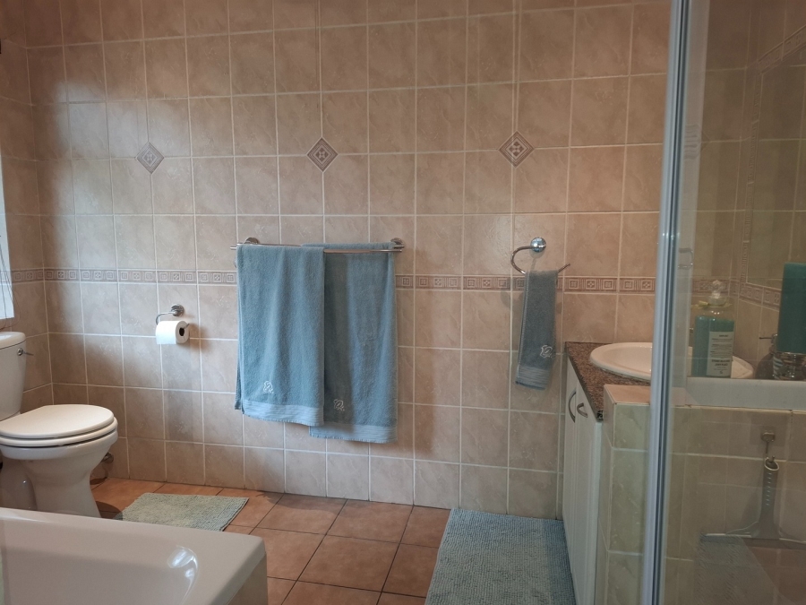 5 Bedroom Property for Sale in Lakefield Gauteng