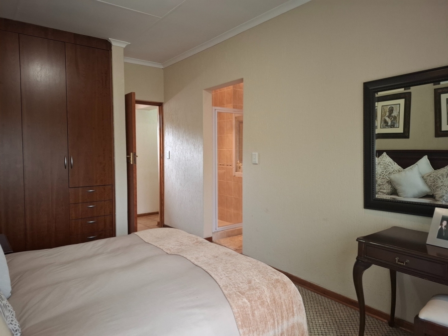 5 Bedroom Property for Sale in Lakefield Gauteng