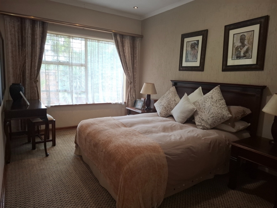 5 Bedroom Property for Sale in Lakefield Gauteng