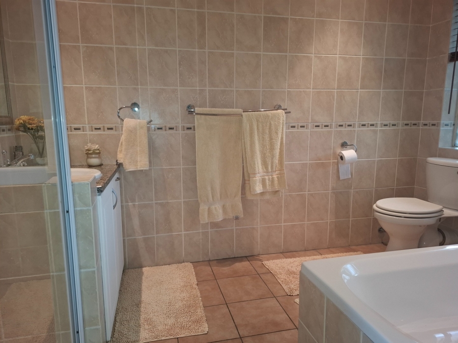 5 Bedroom Property for Sale in Lakefield Gauteng