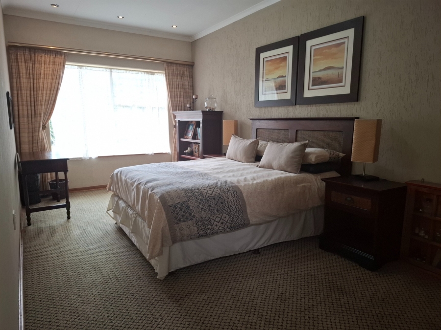 5 Bedroom Property for Sale in Lakefield Gauteng