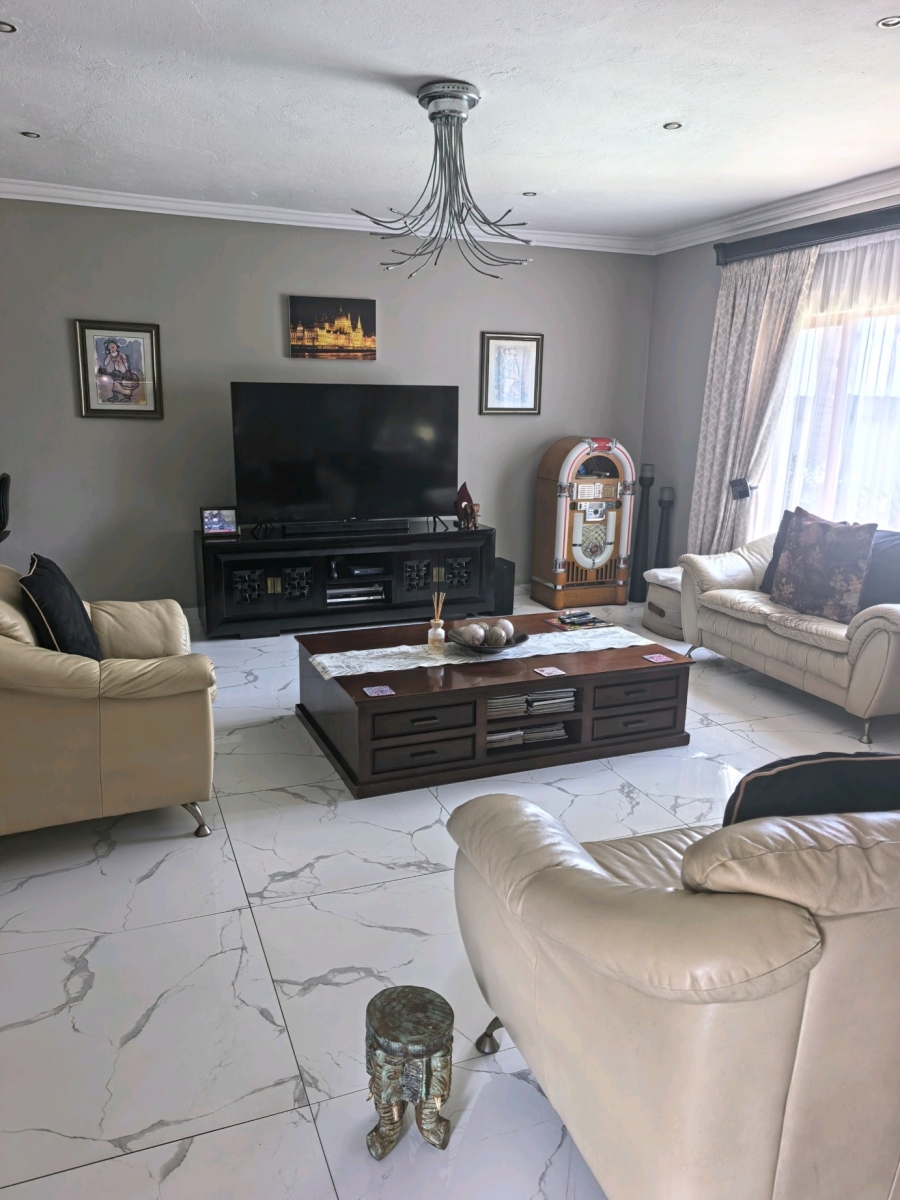 3 Bedroom Property for Sale in Sonneveld Gauteng
