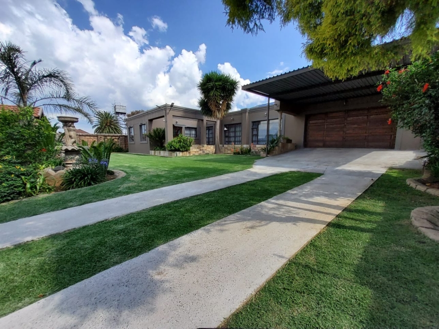 5 Bedroom Property for Sale in The Hill Gauteng