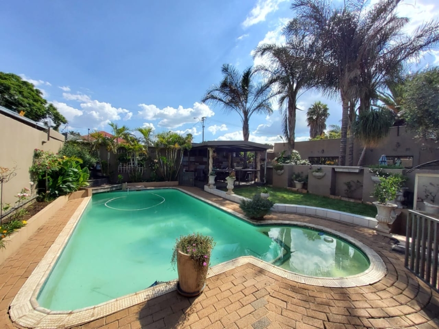 5 Bedroom Property for Sale in The Hill Gauteng