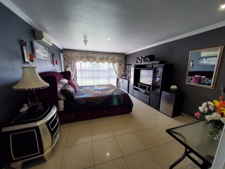 5 Bedroom Property for Sale in The Hill Gauteng