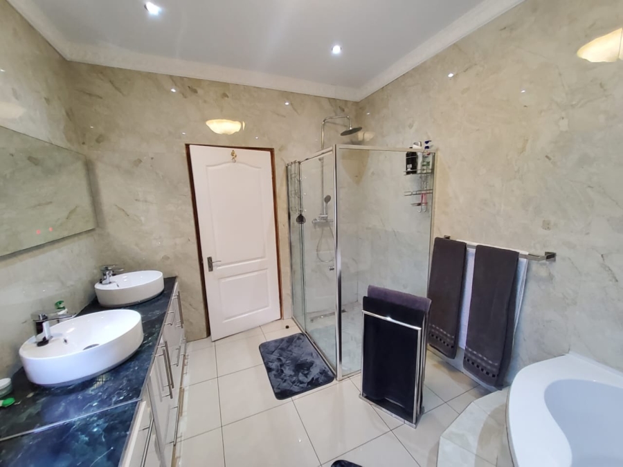 5 Bedroom Property for Sale in The Hill Gauteng