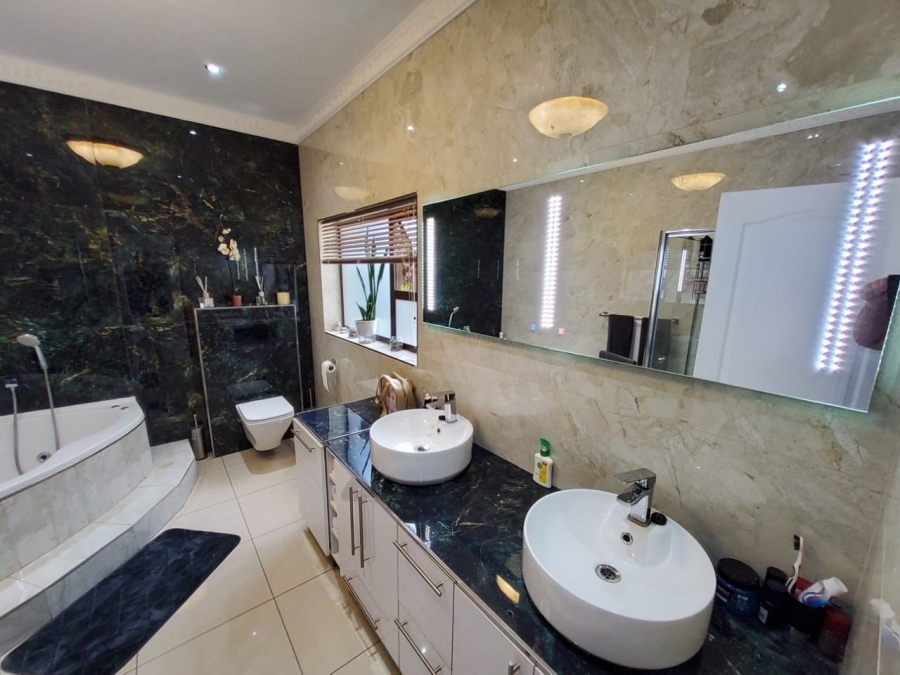 5 Bedroom Property for Sale in The Hill Gauteng