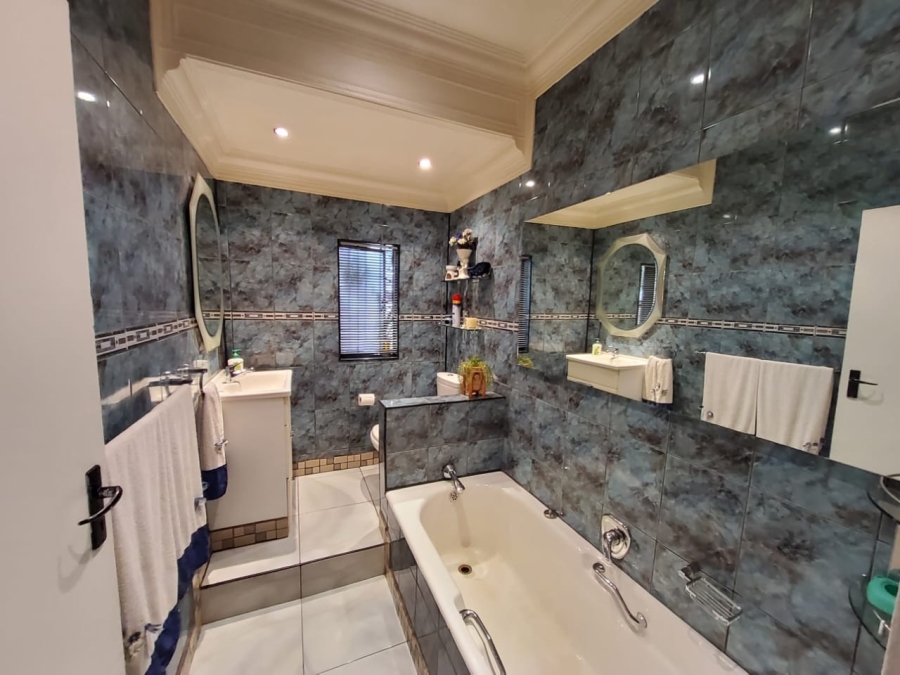 5 Bedroom Property for Sale in The Hill Gauteng