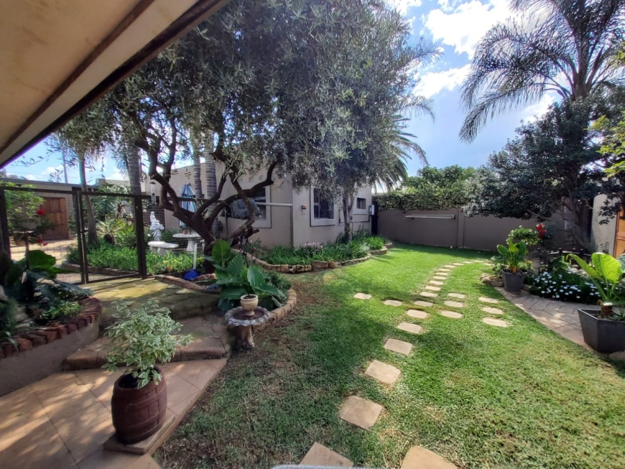 5 Bedroom Property for Sale in The Hill Gauteng