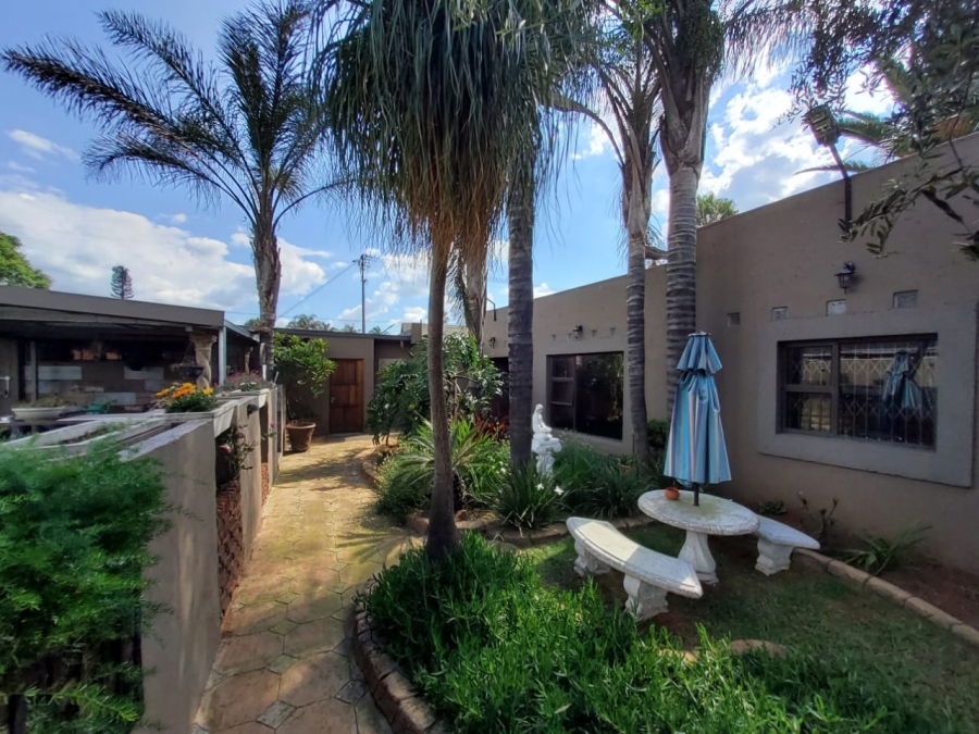 5 Bedroom Property for Sale in The Hill Gauteng