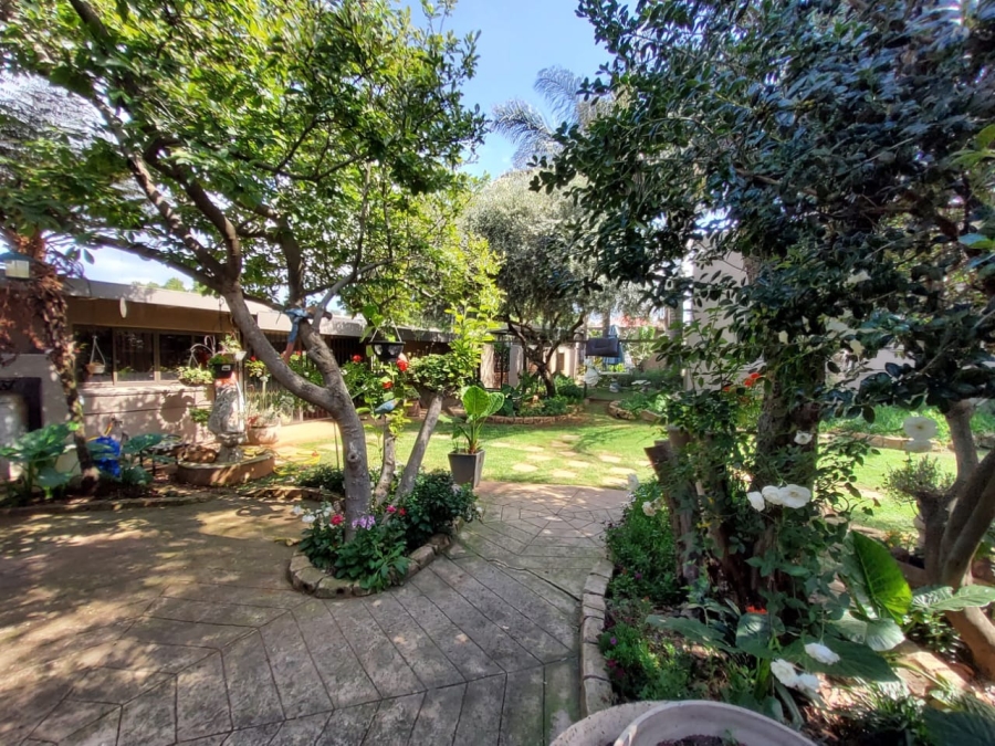 5 Bedroom Property for Sale in The Hill Gauteng