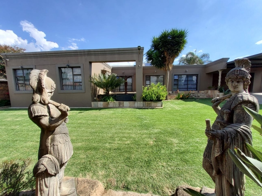 5 Bedroom Property for Sale in The Hill Gauteng