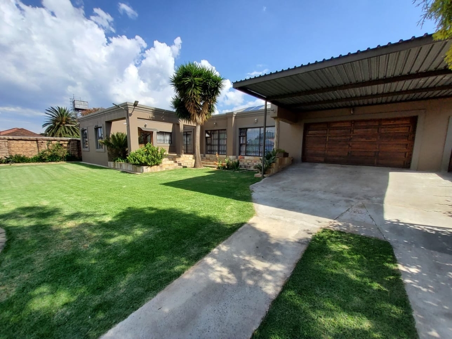 5 Bedroom Property for Sale in The Hill Gauteng