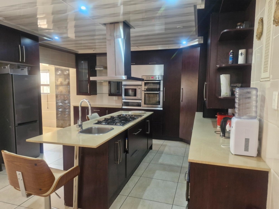 6 Bedroom Property for Sale in Edleen Gauteng