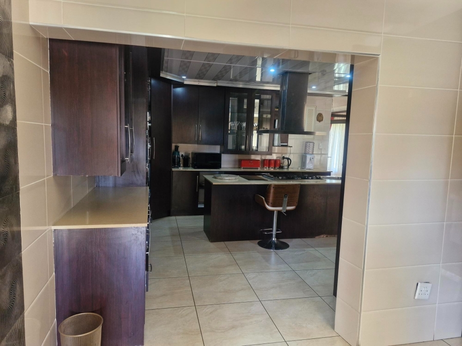 6 Bedroom Property for Sale in Edleen Gauteng